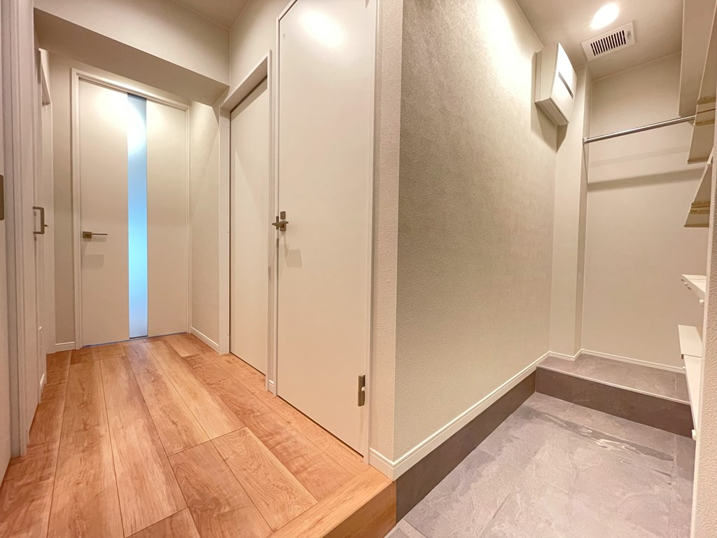 【室内廊下】 玄関からリビングへと続く室内廊下の様子です。玄関横にシューズインクロークがあります。