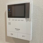 【TVモニター付きインターフォン】 TVモニター付きインターフォンは、訪問者がわかるので、お子様のお留守番や女性にも安心です。