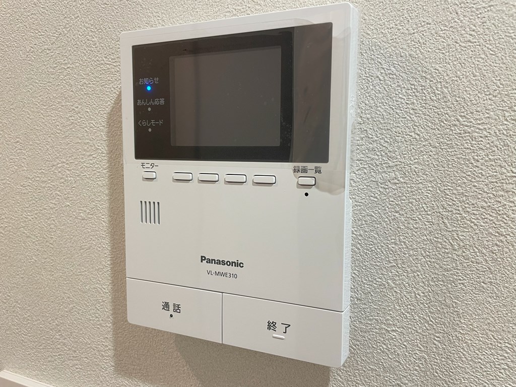 【TVモニター付きインターフォン】 TVモニター付きインターフォンは、訪問者がわかるので、お子様のお留守番や女性にも安心です。