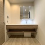 【洗面室】  洗面室の様子です。洗面室と脱衣室（ランドリールーム）を分離した間取りになっています。