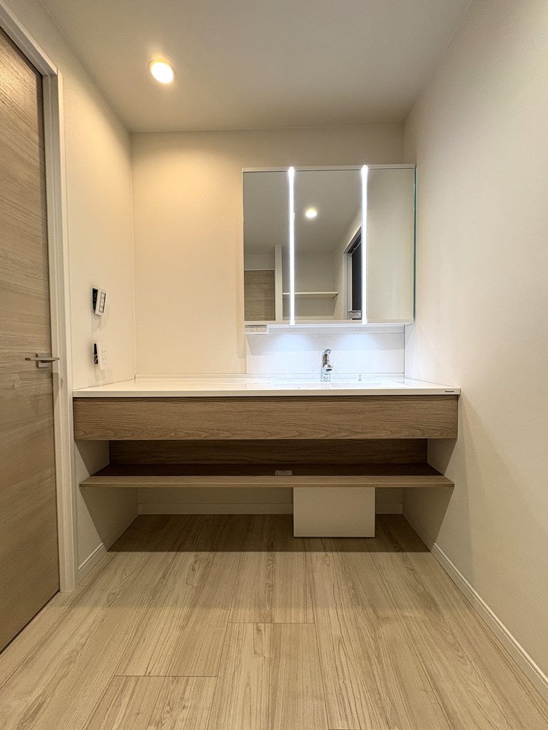 【洗面室】  洗面室の様子です。洗面室と脱衣室（ランドリールーム）を分離した間取りになっています。