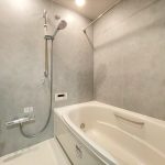 【浴室】 寛げる浴室は、追い炊き機能、浴室換気乾燥機能付きで快適なバスタイムをお過ごしいただけます。