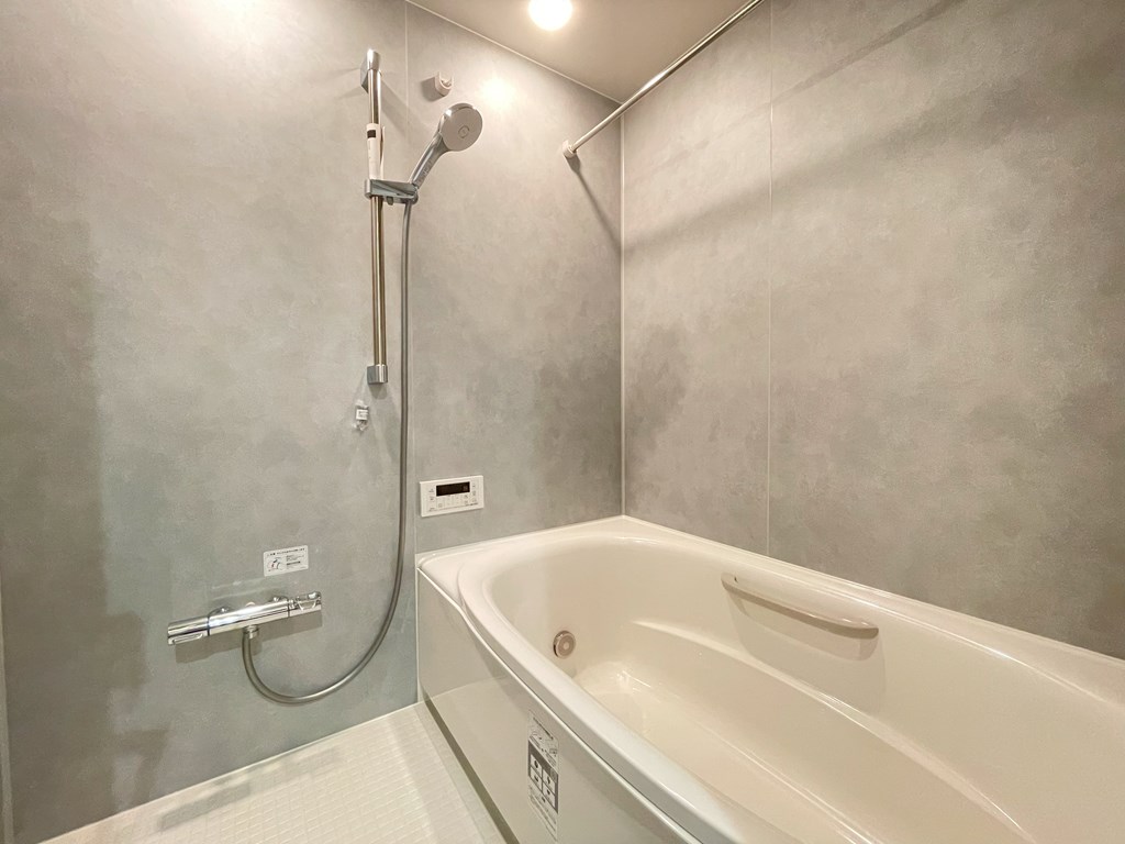 【浴室】 寛げる浴室は、追い炊き機能、浴室換気乾燥機能付きで快適なバスタイムをお過ごしいただけます。