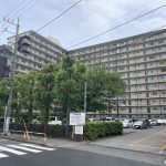 【外観】 閑静な住宅街に建つマンション。敷地内も緑豊かに整えられていて管理体制の良さが感じられます。フルリノベーション済みなので、綺麗なお部屋ですぐに新生活が始められます。24時間ゴミ出し可能です。