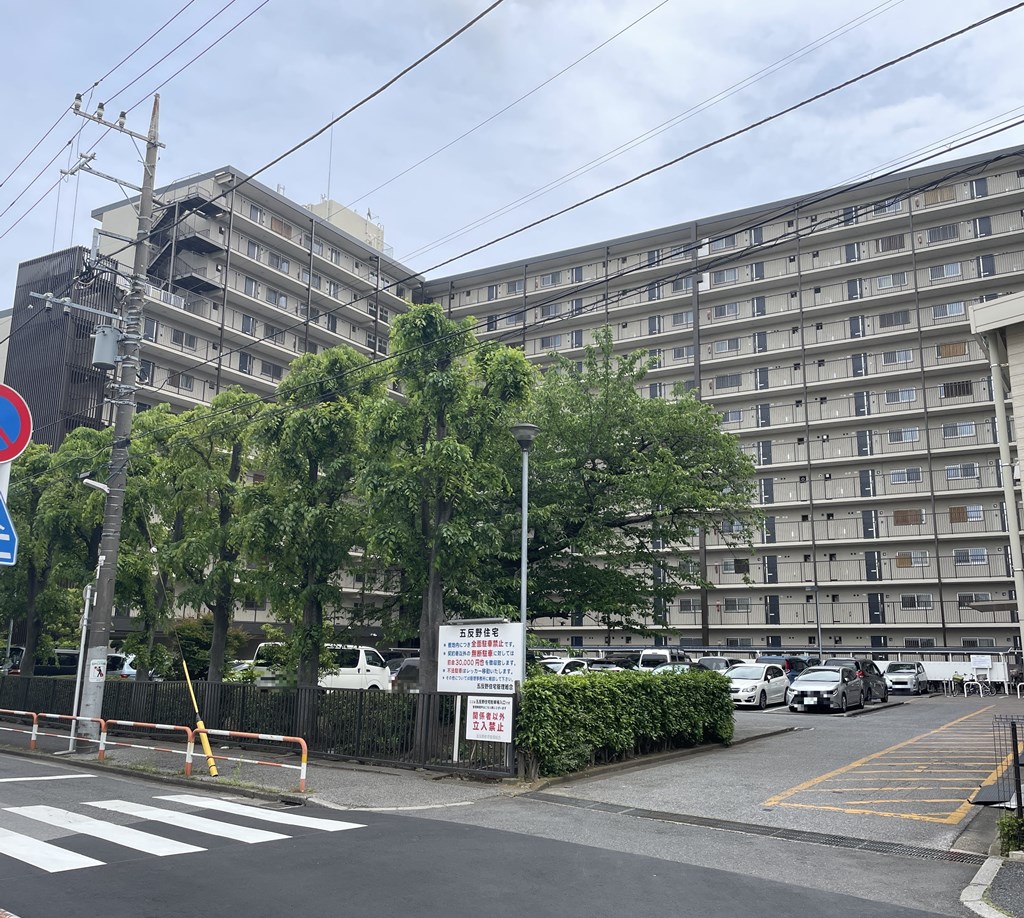 【外観】 閑静な住宅街に建つマンション。敷地内も緑豊かに整えられていて管理体制の良さが感じられます。フルリノベーション済みなので、綺麗なお部屋ですぐに新生活が始められます。24時間ゴミ出し可能です。