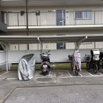 【バイク置き場】 バイク置き場の様子です。50CC以下は月額 500円。51CC以上は月額1000円になります。空き状況は随時ご確認ください。