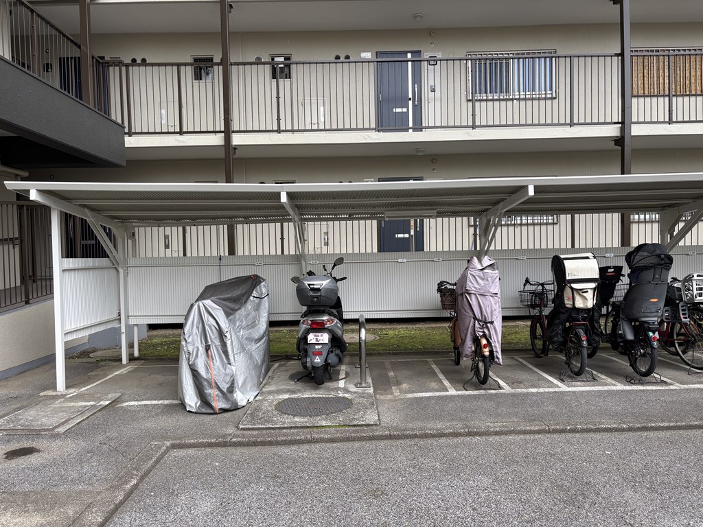 【バイク置き場】 バイク置き場の様子です。50CC以下は月額 500円。51CC以上は月額1000円になります。空き状況は随時ご確認ください。