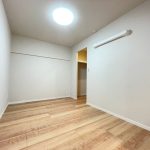 【洋室】 洋室の様子です。ウォークインクローゼットが2か所、クローゼットが1か所、納戸（大型のパントリーとしても利用可能）完備。豊富な収納が魅力的です。