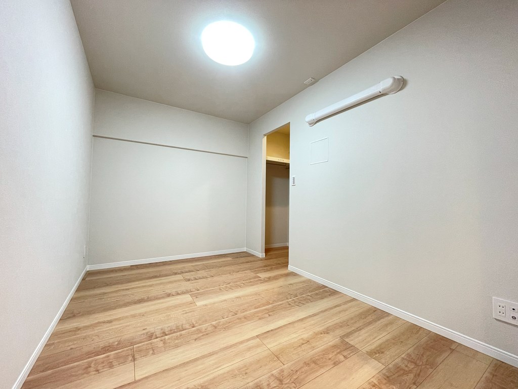 【洋室】 洋室の様子です。ウォークインクローゼットが2か所、クローゼットが1か所、納戸（大型のパントリーとしても利用可能）完備。豊富な収納が魅力的です。