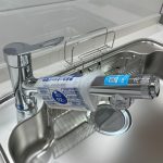 【浄水器一体型混合水栓】 浄水器付き。ボタン1つで浄水と原水に切り替え可能。炊飯時に浄水機能が使えて便利です。