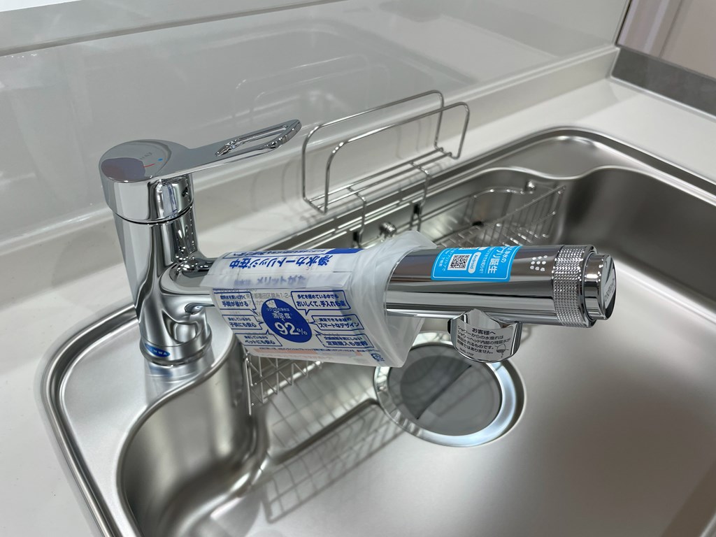 【浄水器一体型混合水栓】 浄水器付き。ボタン1つで浄水と原水に切り替え可能。炊飯時に浄水機能が使えて便利です。