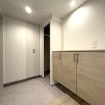 【玄関】  玄関の様子です。広いスペースを確保してゆとりを感じる空間を演出しています。