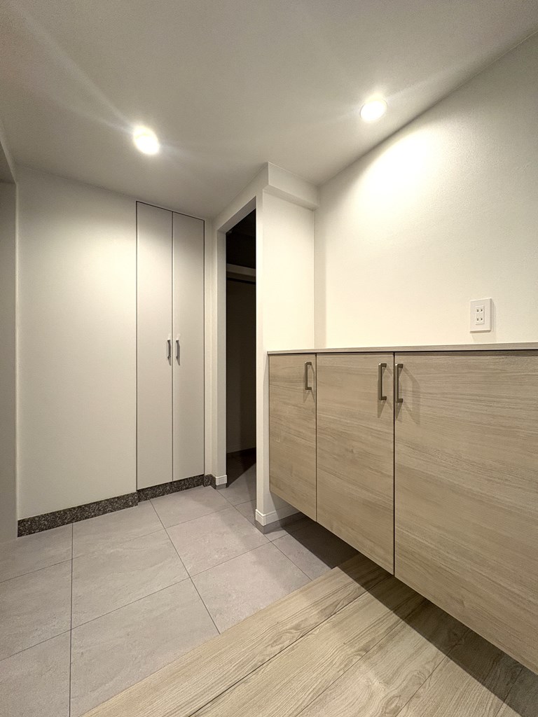 【玄関】  玄関の様子です。広いスペースを確保してゆとりを感じる空間を演出しています。