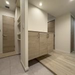 【玄関】  玄関の様子です。広いスペースを確保してゆとりを感じる空間を演出しています。玄関横にはシューズインクロークがあります。