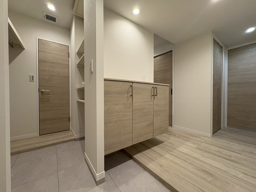 【玄関】  玄関の様子です。広いスペースを確保してゆとりを感じる空間を演出しています。玄関横にはシューズインクロークがあります。