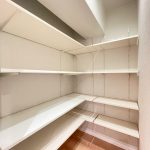 【納戸】 大型のパントリーとしてもお使いいただける納戸。納戸内にコンセント有り。フレキシブルにお使いいただけるスペースとなっています。