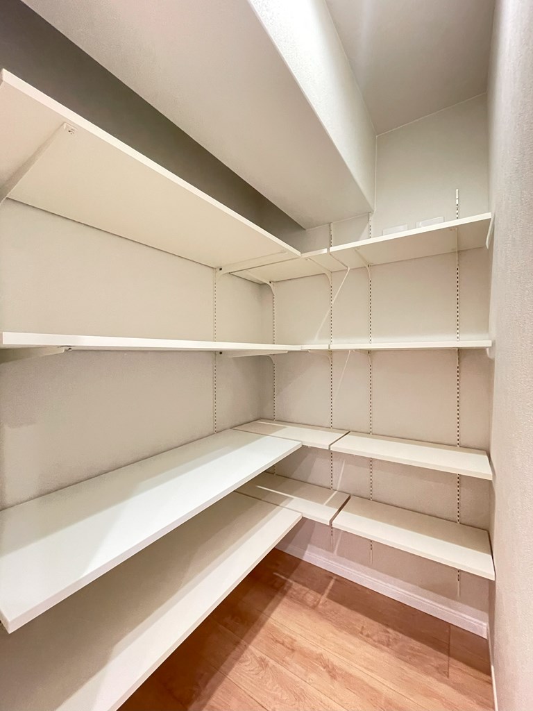 【納戸】 大型のパントリーとしてもお使いいただける納戸。納戸内にコンセント有り。フレキシブルにお使いいただけるスペースとなっています。