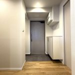 【玄関】 ゆとりを感じる玄関ホールの様子です。玄関横にはシューズインクロークがプランニングされています。