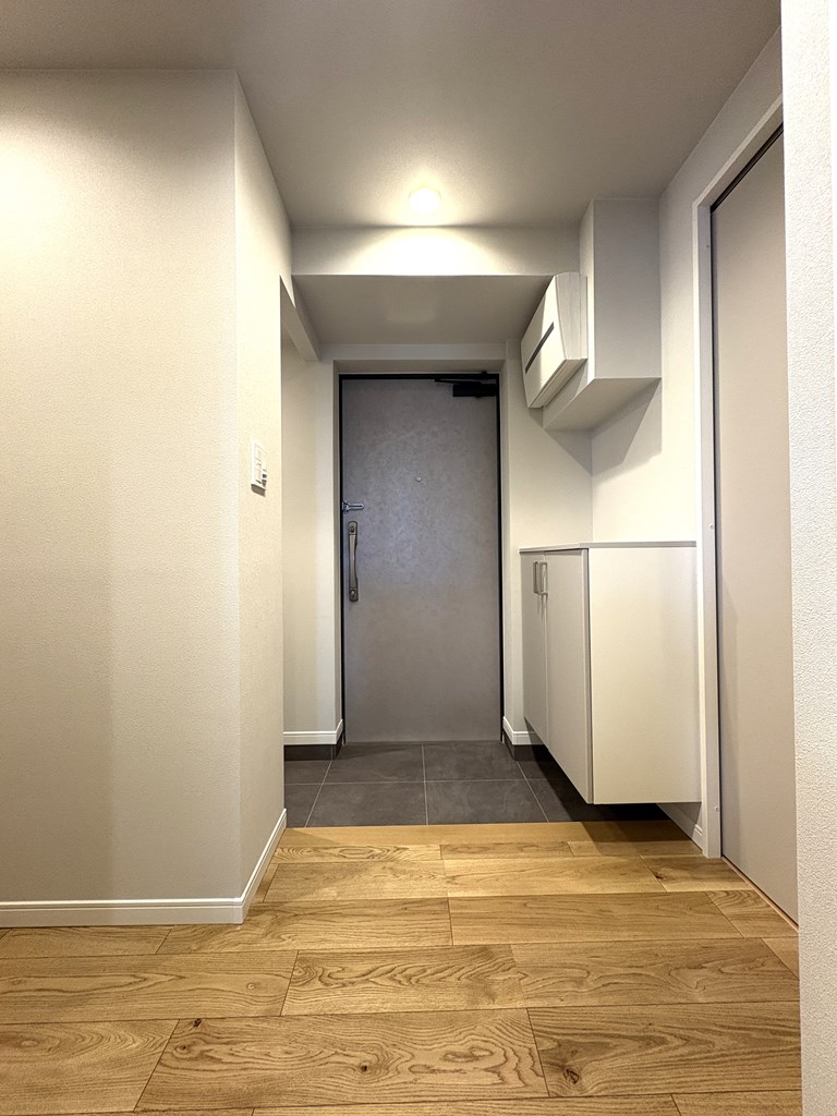 【玄関】 ゆとりを感じる玄関ホールの様子です。玄関横にはシューズインクロークがプランニングされています。