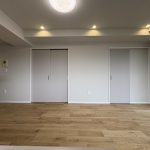 【リビング】 2面バルコニー。バルコニーは両開きのフルオープンのサッシ仕様で開放感を味わっていただけます。