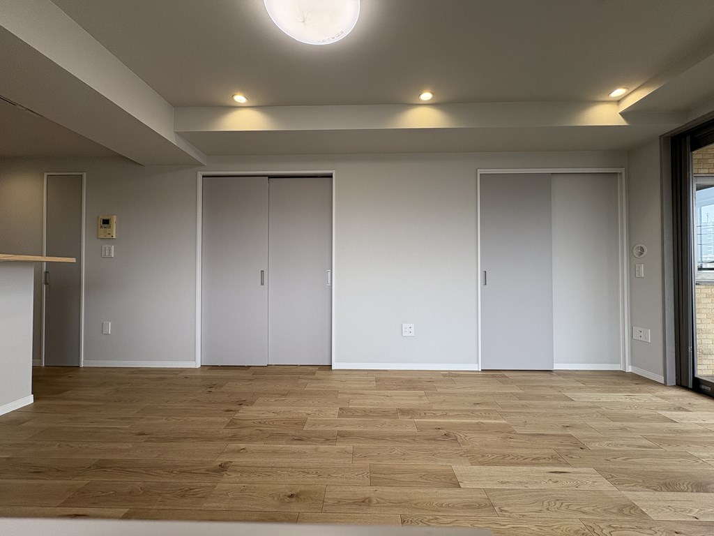 【リビング】 2面バルコニー。バルコニーは両開きのフルオープンのサッシ仕様で開放感を味わっていただけます。