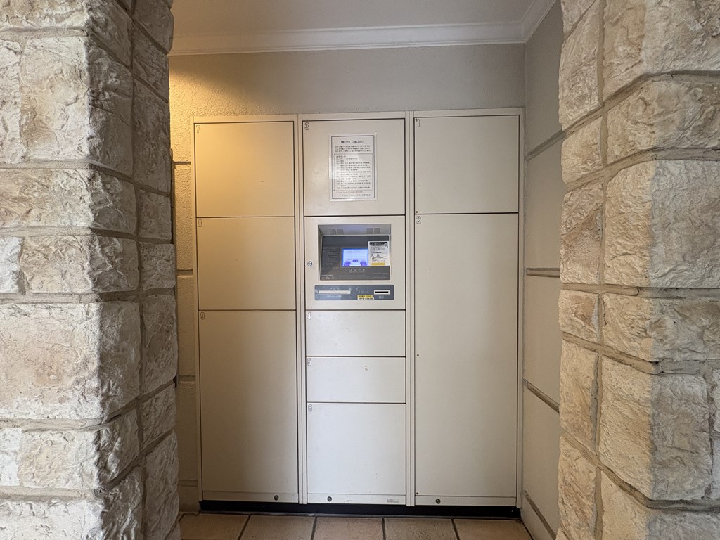 【宅配ボックス】 宅配ボックス完備。不在時にも荷物の受け取りができるので便利です。