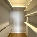 【ウォークインクローゼット】 ウォークインクローゼットはハンガーパイプと可動棚の仕様で大容量です。洋服や大型のスーツケースも整理できます。