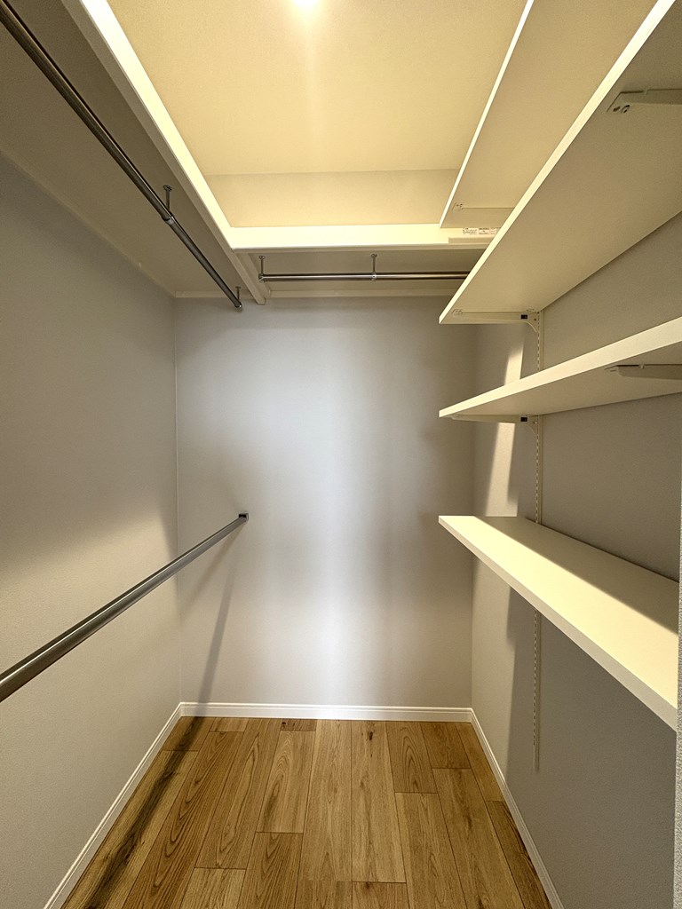 【ウォークインクローゼット】 ウォークインクローゼットはハンガーパイプと可動棚の仕様で大容量です。洋服や大型のスーツケースも整理できます。