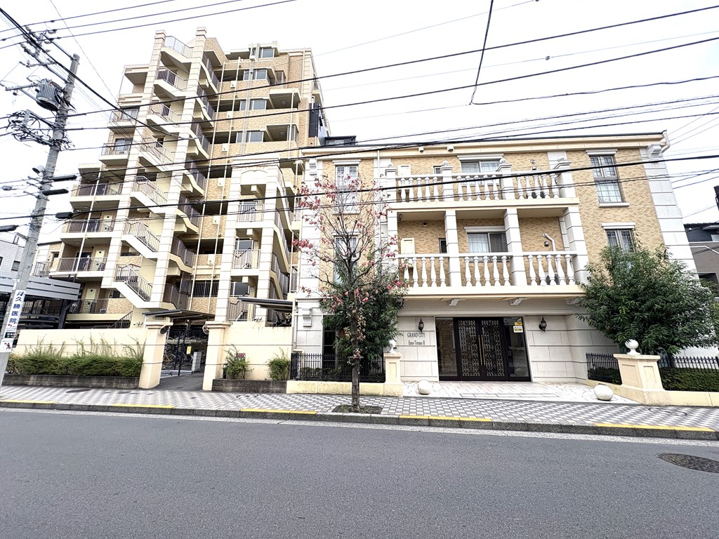 【外観】 2007年2月築。駅チカの鉄筋コンクリート造、9階建てのマンションです。総戸数は44戸。24時間ゴミ出し可能。大規模修繕工事は2019年実施済みです。