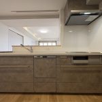 【キッチン】 カウンターが造作された対面式のシステムキッチン。3口ガスコンロ、食洗機、浄水器付き。お料理の準備も後片付けもはかどります。