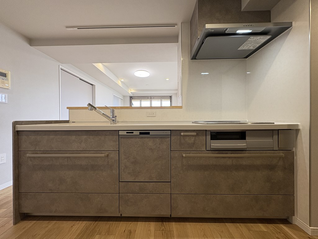 【キッチン】 カウンターが造作された対面式のシステムキッチン。3口ガスコンロ、食洗機、浄水器付き。お料理の準備も後片付けもはかどります。