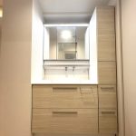 【洗面化粧台】 収納が付いた洗面化粧台。リネン類や洗剤のストックなどを収納していただけます。