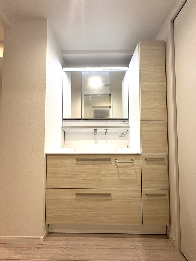 【洗面化粧台】 収納が付いた洗面化粧台。リネン類や洗剤のストックなどを収納していただけます。