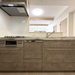 【キッチン】 対面式システムキッチンなのでお料理の支度も食事の後片付けもはかどります。