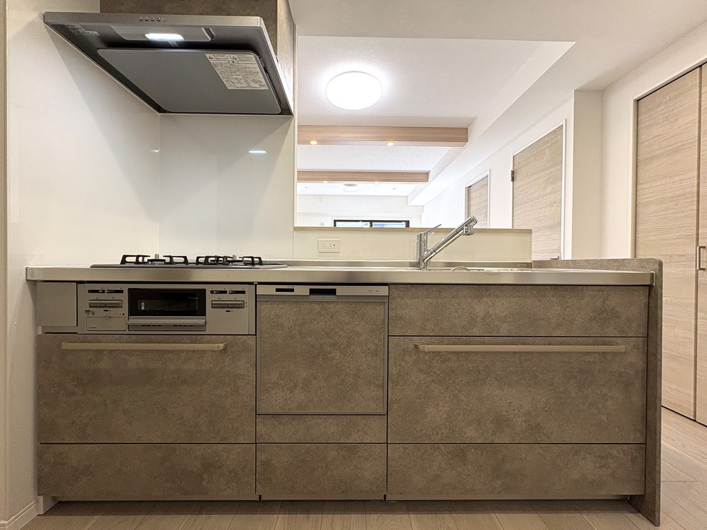 【キッチン】 対面式システムキッチンなのでお料理の支度も食事の後片付けもはかどります。