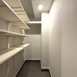 【シューズインクローク】 可動棚仕様で収納するものの高さに合わせて整理できます。ベビーカーやキャンプ用品等の収納に便利です。