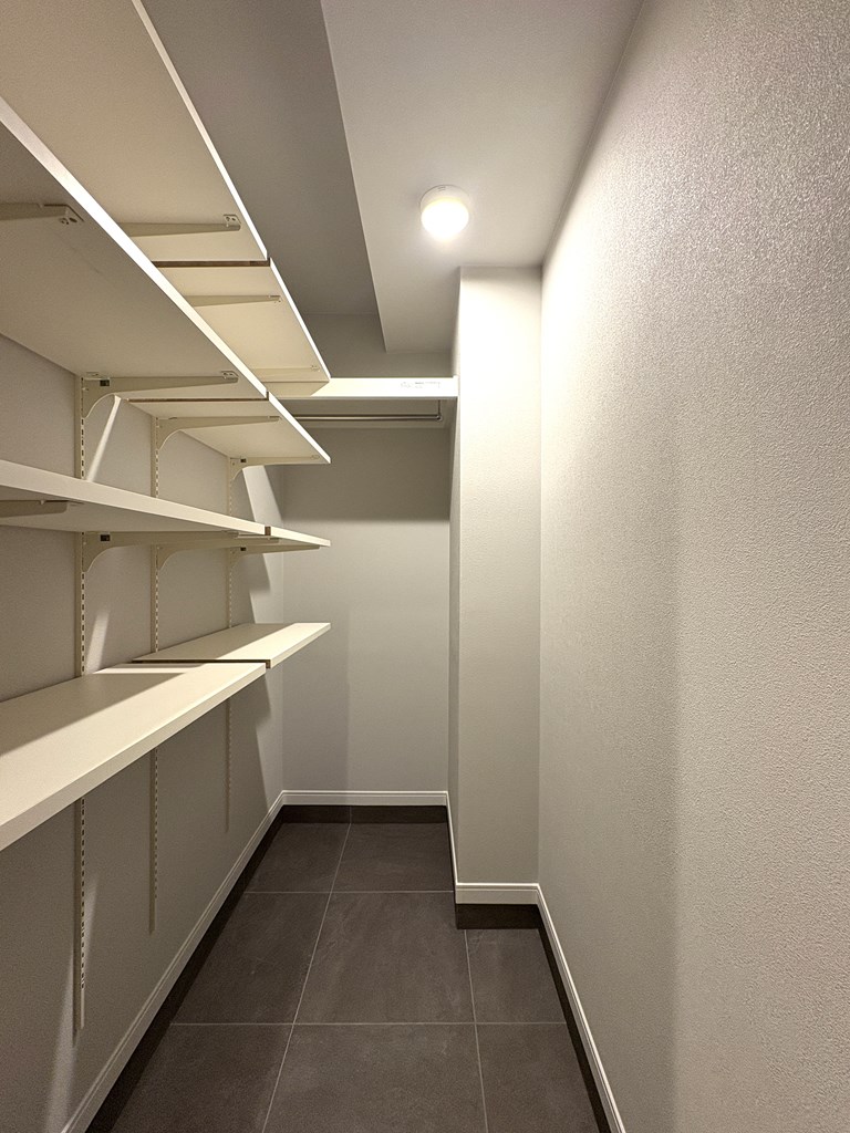 【シューズインクローク】 可動棚仕様で収納するものの高さに合わせて整理できます。ベビーカーやキャンプ用品等の収納に便利です。