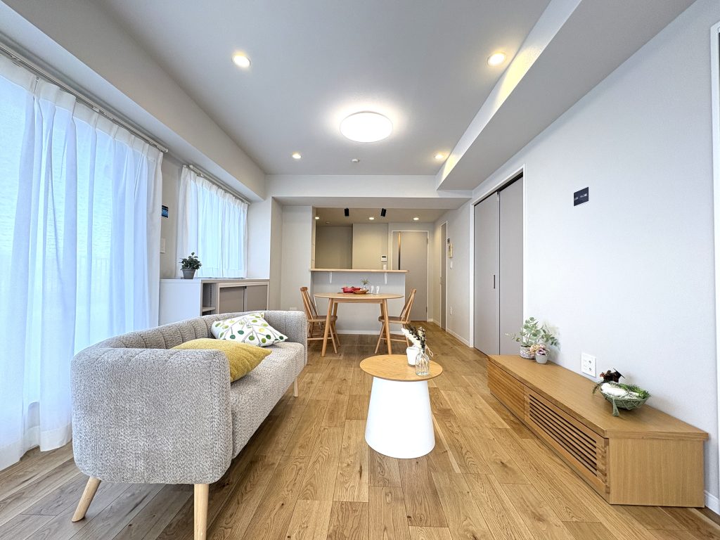 【現地】 2路線2駅利用可能、近隣にお買い物施設充実、小学校徒歩圏内。ペット飼育可能（細則有）、9階建ての4階部分、ルーフバルコニー付きお部屋です。お問い合わせ下さい。