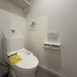 【トイレ】 清潔感のあるトイレはウォシュレット一体型になっています。トイレ内にも収納があります。