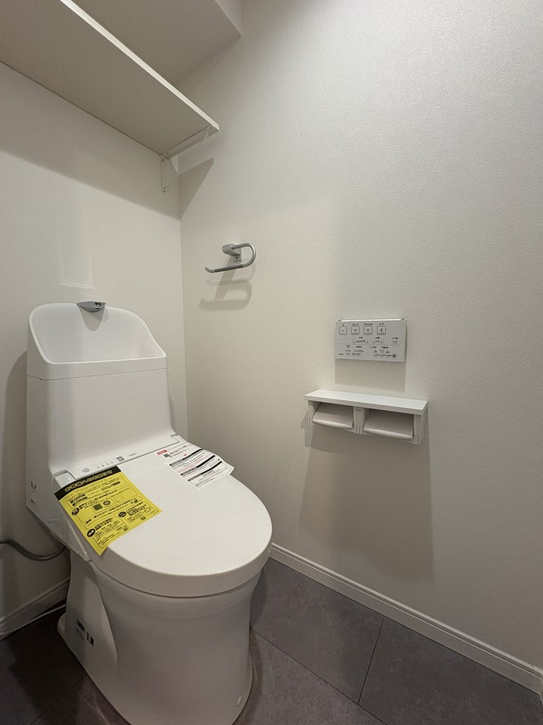 【トイレ】 清潔感のあるトイレはウォシュレット一体型になっています。トイレ内にも収納があります。