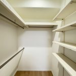 【ウォークインクローゼット】 大容量なのでたくさんの衣類を収納できます。