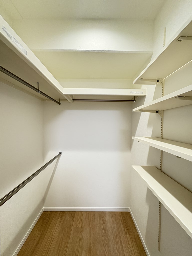 【ウォークインクローゼット】 大容量なのでたくさんの衣類を収納できます。