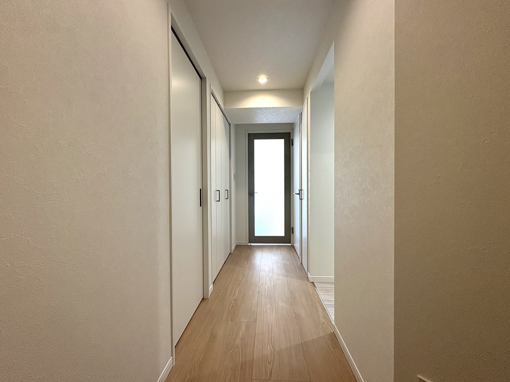 【室内廊下】 玄関からリビングへつながる室内廊下部分の様子です。