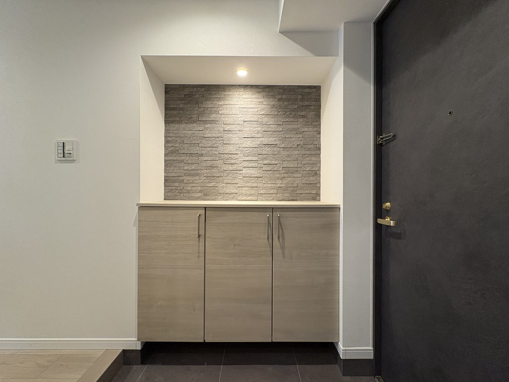 【玄関】 玄関の様子です。エコカラット仕様で雰囲気のある空間に仕上がっています。