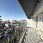 【バルコニー】 南西向きのバルコニー。明るくて風通しも良好です。