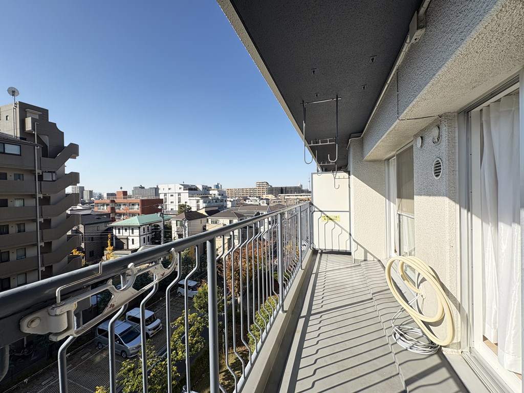 【バルコニー】 南西向きのバルコニー。明るくて風通しも良好です。