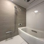 【浴室】 寛げる浴室は追い炊き機能、浴室換気乾燥機能付き。快適なバスタイムをお過ごしいただけます。