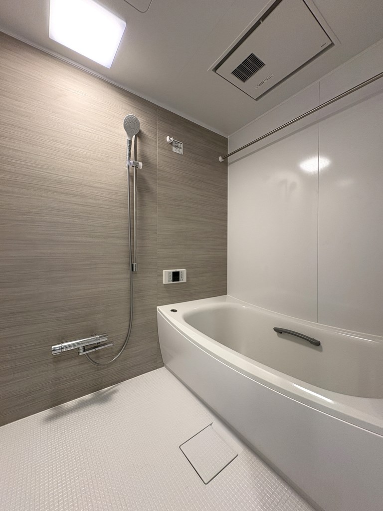 【浴室】 寛げる浴室は追い炊き機能、浴室換気乾燥機能付き。快適なバスタイムをお過ごしいただけます。