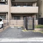 【駐車場】 駐車場は月額　22000円になります。