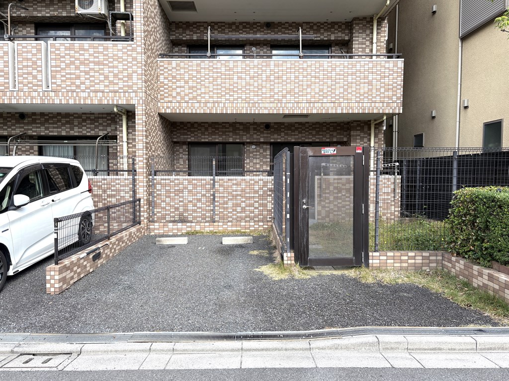 【駐車場】 駐車場は月額　22000円になります。
